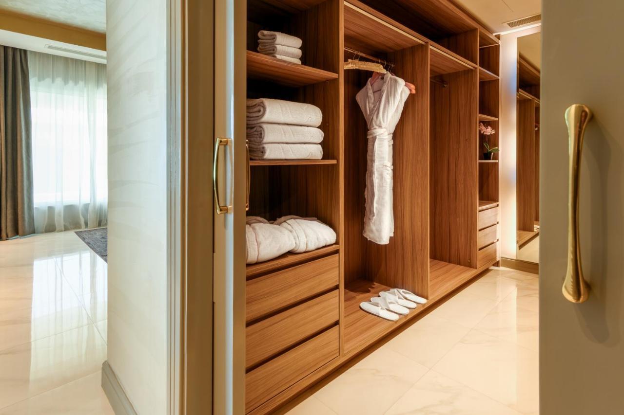 Centara West Bay Hotel & Residences Doha Kültér fotó A walk-in closet