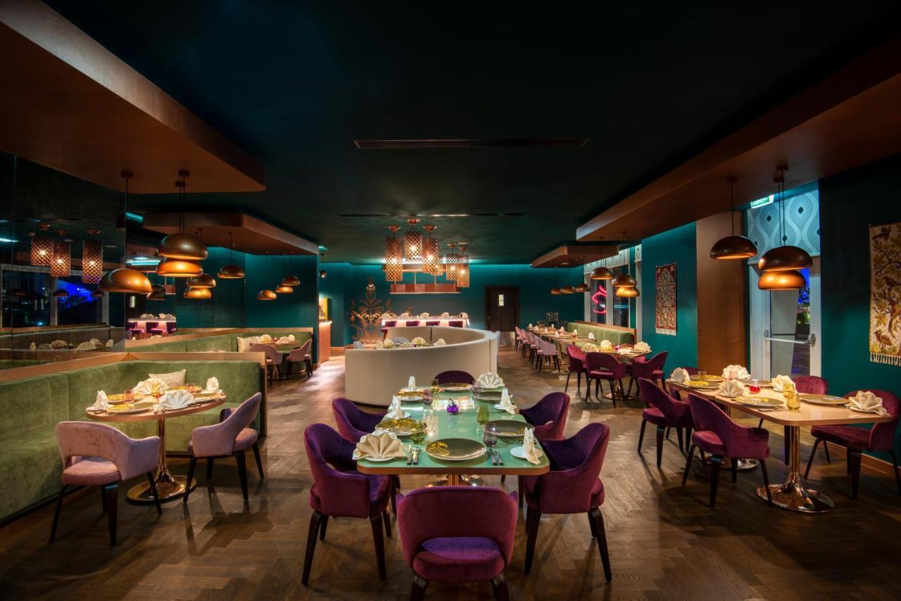 Centara West Bay Hotel & Residences Doha Kültér fotó The interior of the restaurant
